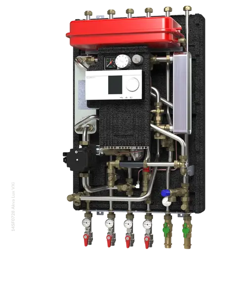 Hausstation mit verschiedenen Ventilen, Druckmessern und einer Steuerungseinheit. Ausgestattet mit Komponenten von Danfoss zur Regelung der Heizungs- und Warmwasserversorgung.